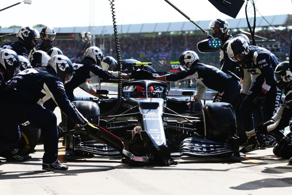 Termina el Grand Prix de Gran Bretaña con un mal sabor de boca. Lewis Hamilton se lleva el podio en casa a pesar de haberle chocado la monoplaza a Max Verstappen de Red Bull y dejarlo fuera de la contienda. Charles Leclerc logra su primer podio en segunda posición y Valtteri Bottas se queda con la tercera plaza. El piloto mexicano Sergio Pérez le roba un punto a Hamilton pero queda en 16.