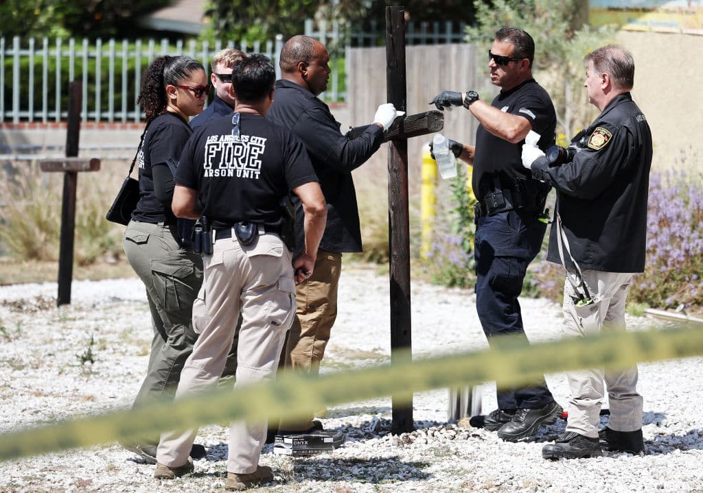 Después de una primera inspección, la 
<b><a href="https://www.univision.com/local/los-angeles-kmex/crimen-de-odio-queman-tres-cruces-iglesia-sylmar-hispanos-afroestadounidenses" target="_blank">quema de tres cruces</a></b> frente a la iglesia 
<b>Christian Fellowship</b> fue referida a un equipo especial de investigadores, que incluye agentes del FBI, entre representantes de otras agencias federales.