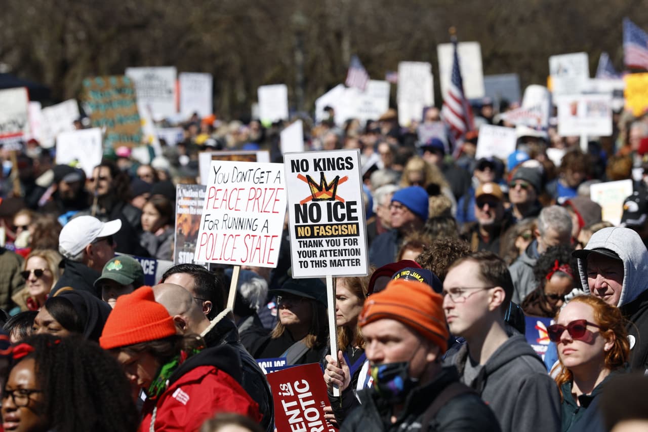 "No reyes, no ICE, no al fascismo": dice otro mensaje de protesta con la ironía final al usar la frase que Donald Trump suele emplear en sus comunicados de "Gracias por su atención a este asunto"
<br>