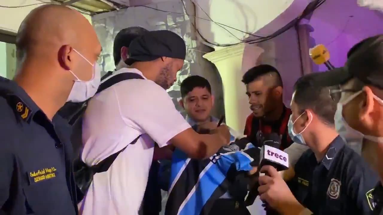 Ronaldinho firma autógrafos al salir de prisión