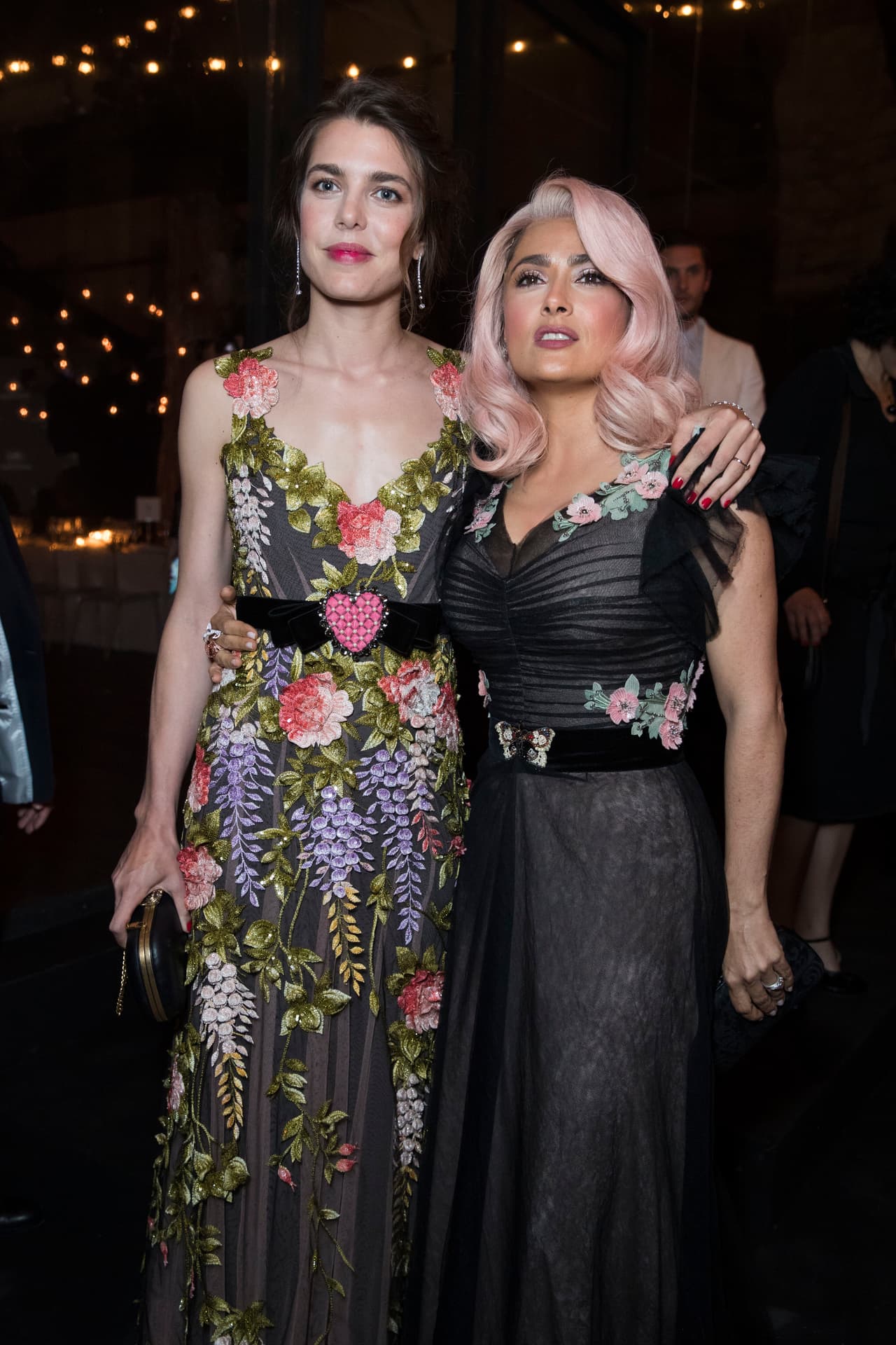 Cuando lleva un moño, se hala el cabello de los lados bien fuerte para que su piel luzca más tersa. Cuando no, llama la atención a otros atributos, como en esta foto con Carlota, hija de Carolina de Mónaco.