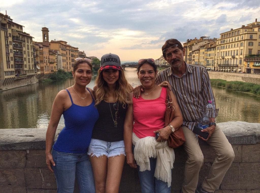 En numerosas ocasiones, Alejandra ha mostrado su orgullo por su familia en sus entrevistas y en sus redes sociales.