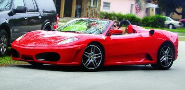 <b><a href="http://www.univision.com/noticias/ferrari">Ferrari</a></b> está por partida doble en la vida de William Levy: a comienzos de 2010 compró este precioso 
<b>430 Spider</b>, poco después de la llegada de su primer hijo Christopher.