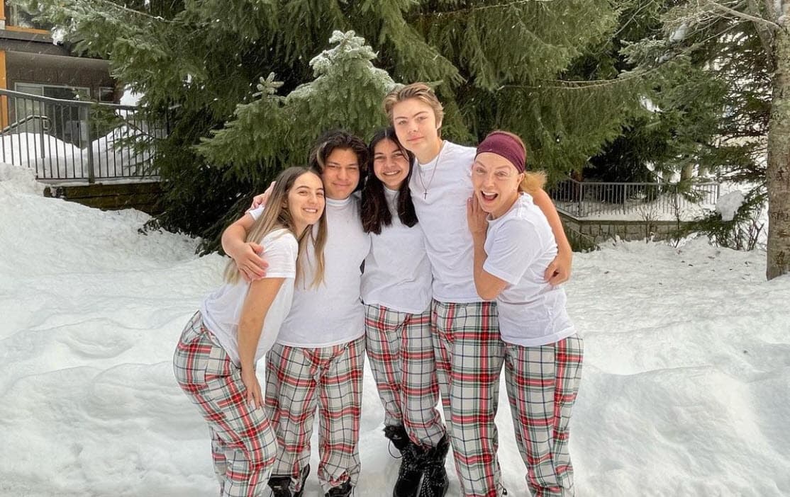 De izquierda a derecha: María, Alejandro, Ana Sofía, Patricio y su madre Laura Flores.