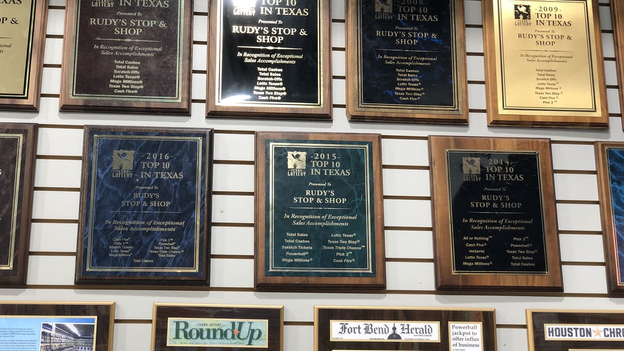 Las paredes de la tienda están decoradas con reconocimientos por vender boletos ganadores. Así buscan probarles a los clientes que efectivamente ahí han comprado quienes han tenido mucha suerte.