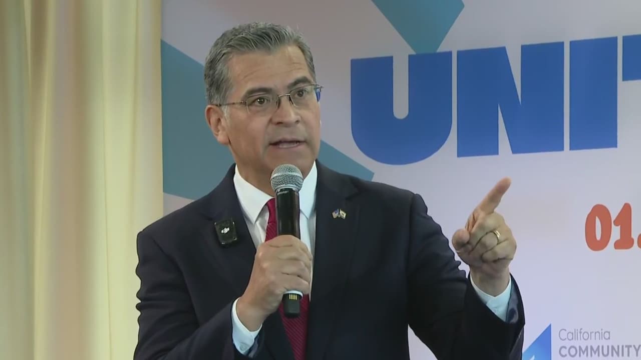 "Somos familia" asegura Xavier Becerra al hablar sobre la protección a menores antes deportaciones de padres o tutores