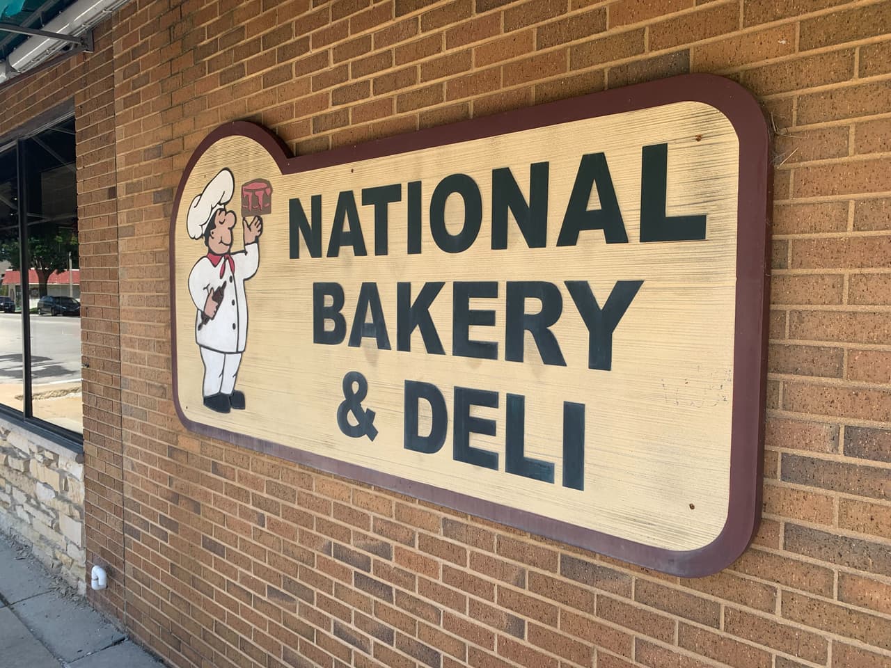 La panadería National Bakery & Deli se le reconoce por su creatividad en sus postres y galletas. Durante la pandemia, también realizaron alusivas a la crisis hospitalaria, utilizando jeringas.