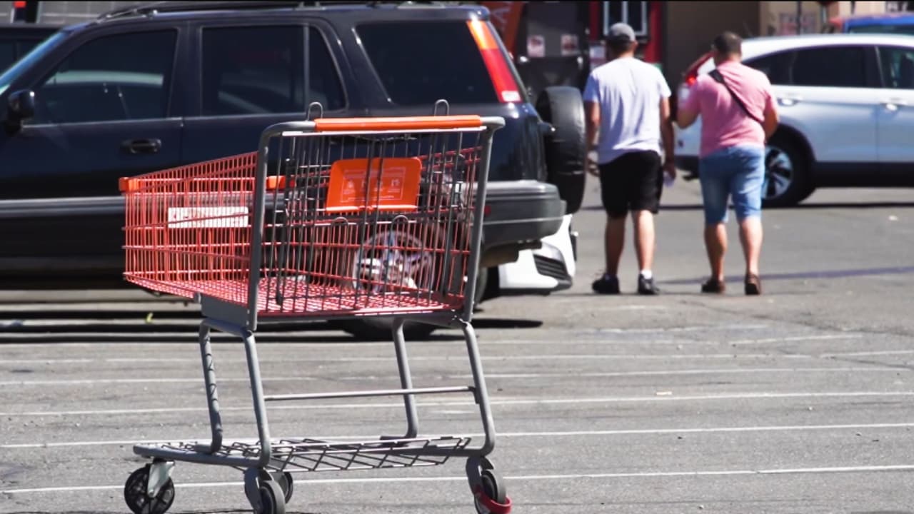 Desalojan a jornaleros de estacionamiento en Sacramento: tienda prohíbe buscar trabajo en su propiedad
