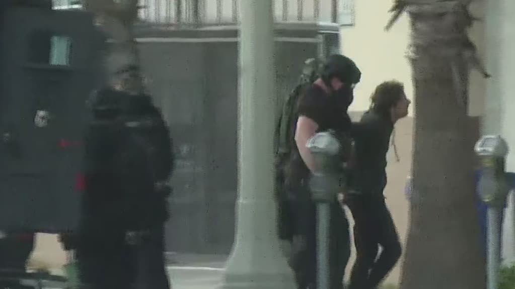 Identifican al atrincherado en Studio City como un supuesto delincuente con amplio historial