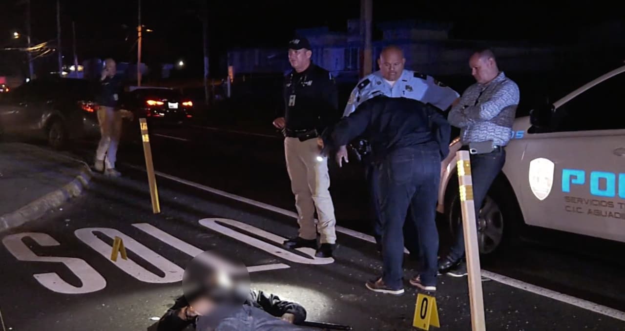 Un agente de la policía identificado como 
<b>Raymundo González Candelaria</b> de 56 años adscrito a la División de transportación de Aguadilla fue impactado por la parte posterior de su vehículo por otro auto que era conducido por 
<b>Hernán Monroig Barreto</b> de 41 años y residente de Isabela.