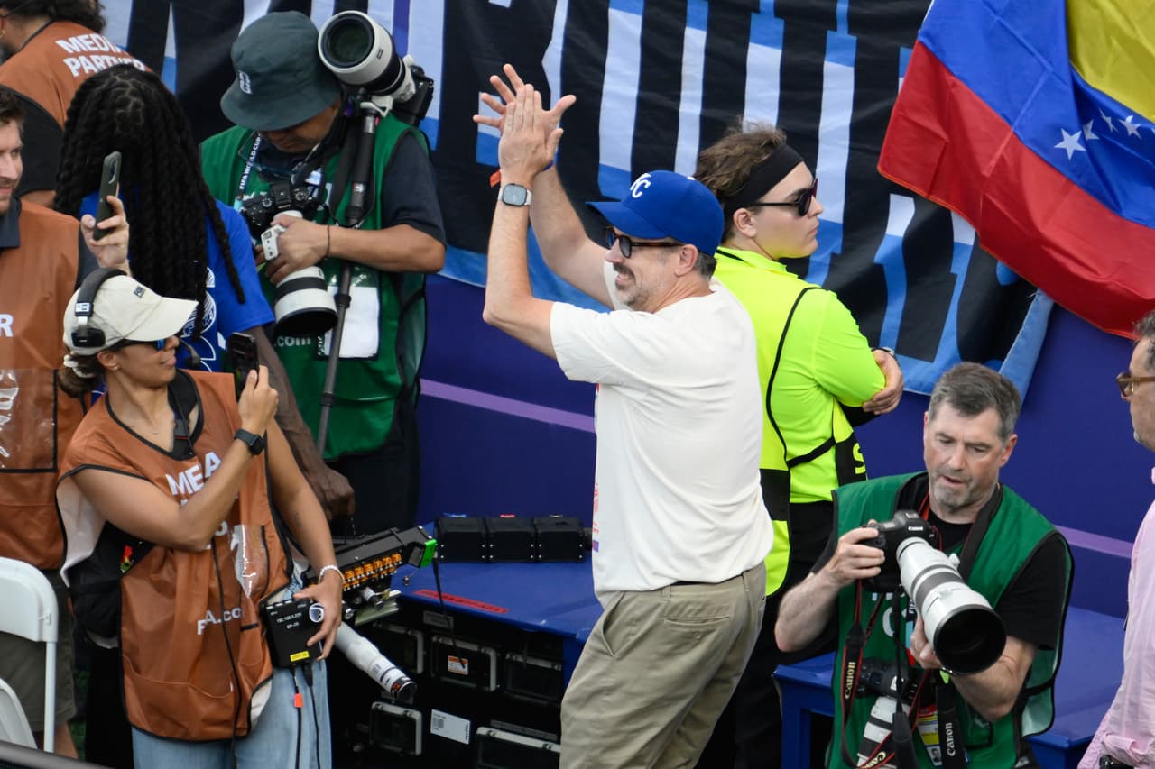 El actor Jason Sudeikis aparece entre los fotógrafos antes del partido de cuartos de final de la Copa Mundial de Fútbol entre Suiza y Argentina en Kansas City, Missouri, el sábado 11 de julio de 2026.