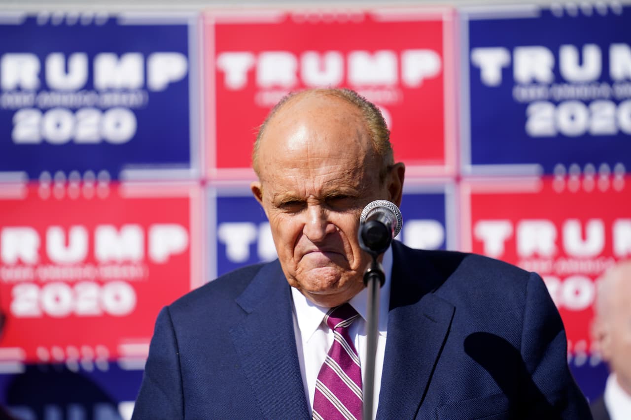 Giuliani niega que esté cobrando $20.000 al día por liderar las demandas electorales de Trump
