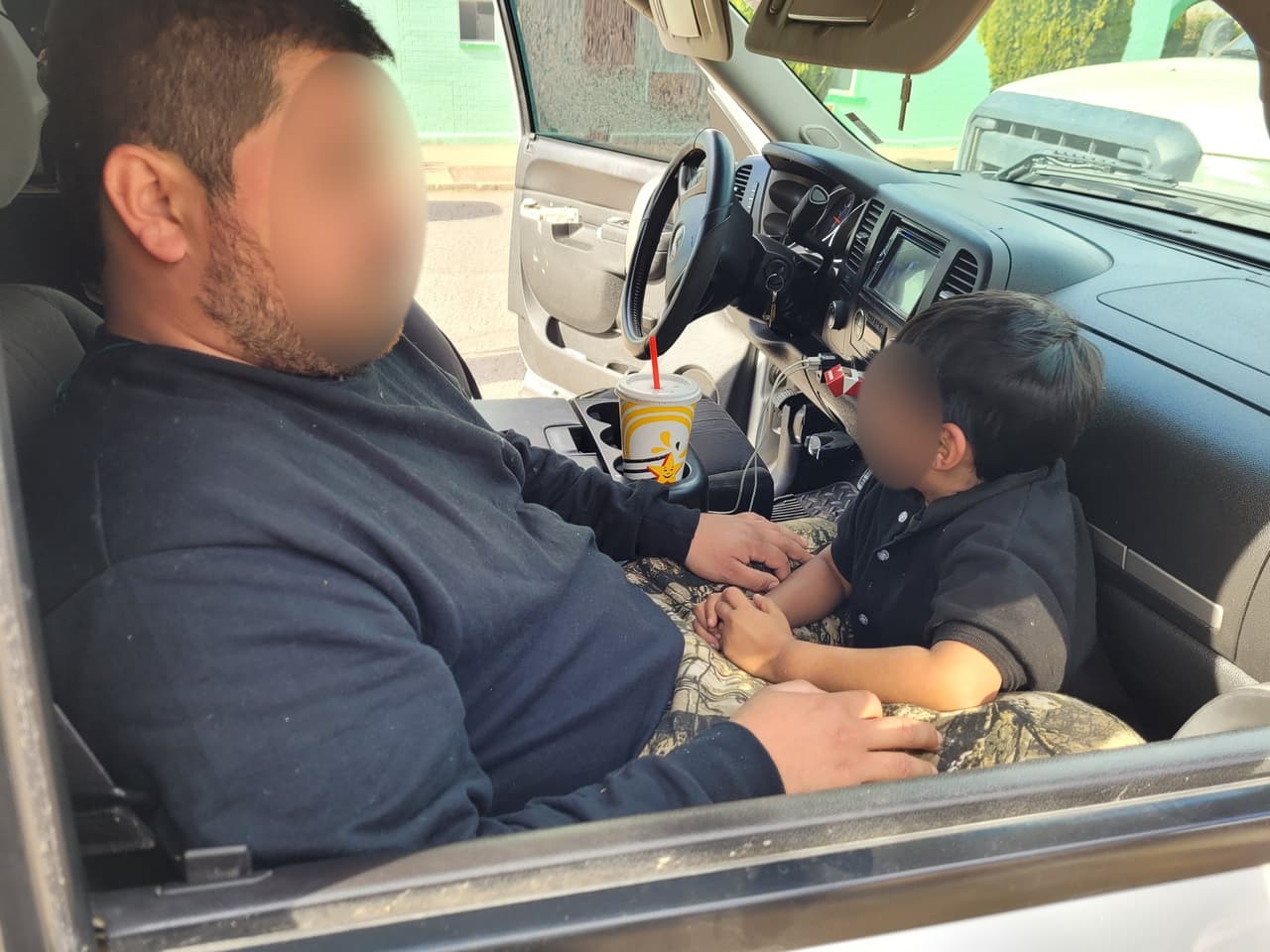 Cuando se acercó a Douglas, Arizona, los agentes desactivaron sus luces y sirenas de emergencia debido a preocupaciones de seguridad pública. Más tarde se localizó el vehículo y se descubrieron siete ciudadanos mexicanos en su interior, incluidos dos niños pequeños que no llevaban el cinturón de seguridad.