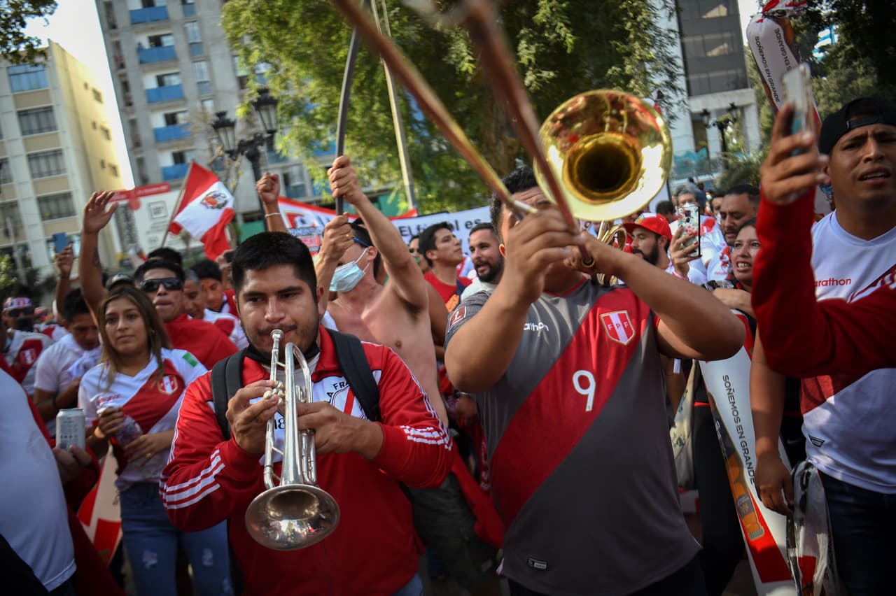 El Estadio Nacional de Lima se vistió de fiesta para apoyar a su selección de Perú ante Paraguay en busca del Repechaje en la última jornada de las Eliminatorias en Conmebol.