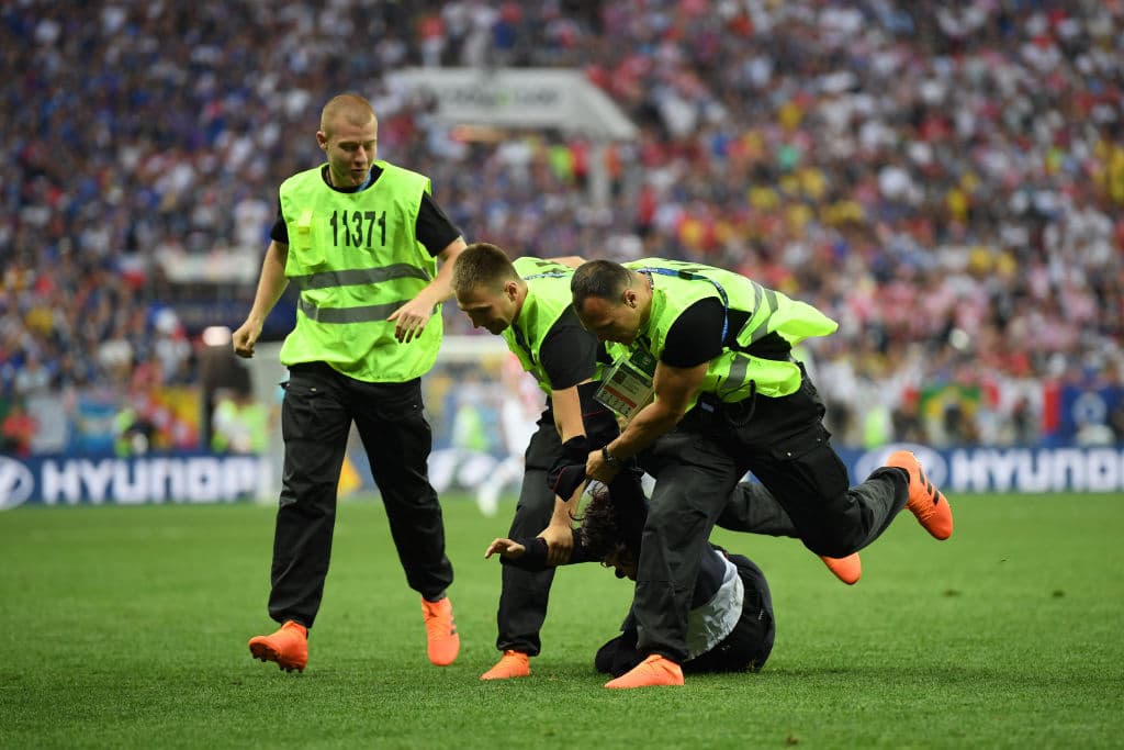 El partido se detuvo mientras duro la invasión y los transgresores fueron sacados de la cancha.
