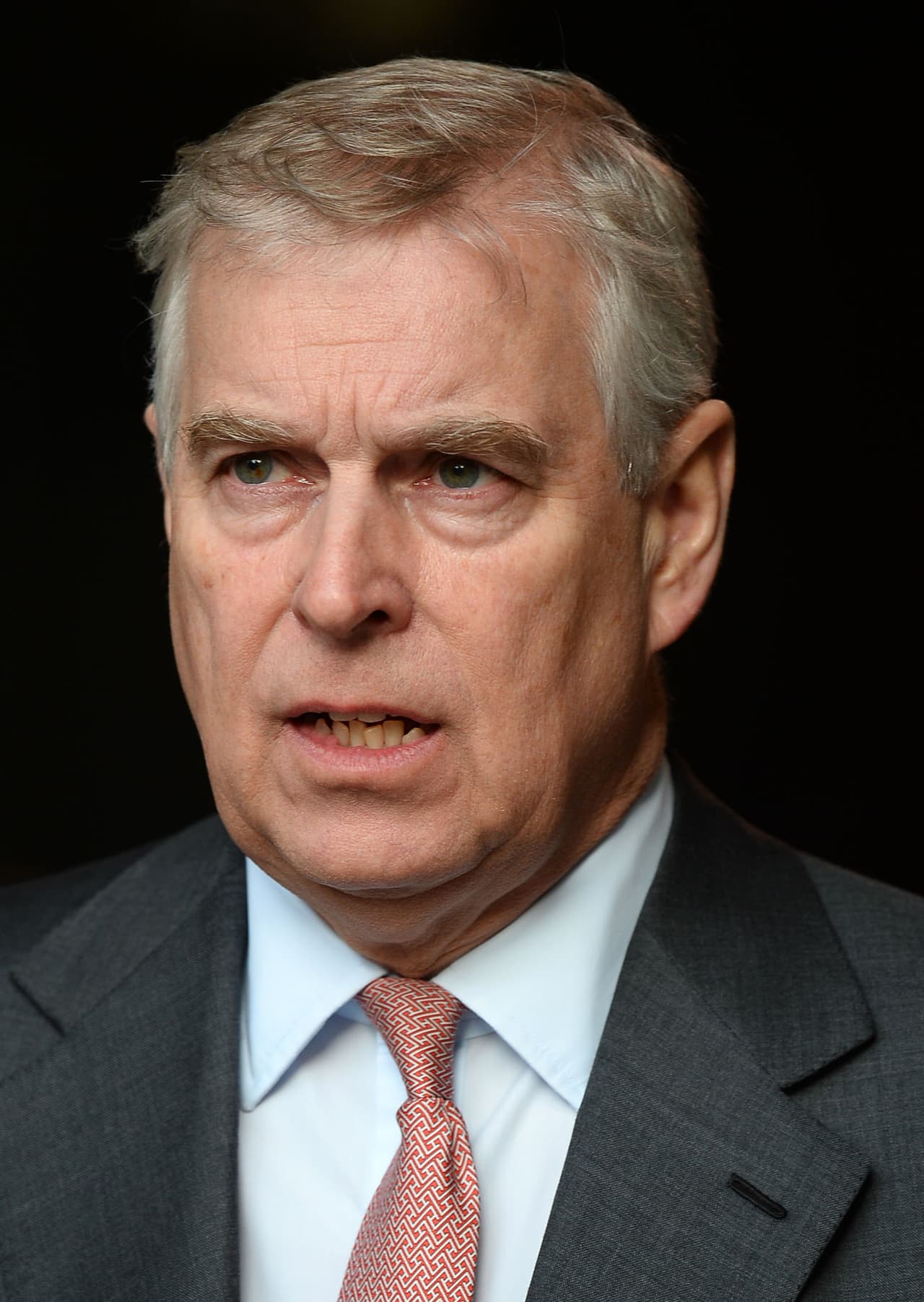 Y el príncipe Andrés tampoco fue a la reunión, pues hace unos días 
<a href="https://www.univision.com/famosos/el-principe-carlos-sale-fortalecido-del-escandalo-que-acabo-con-el-puesto-de-su-hermano-andrew-en-la-monarquia-fotos">renunció a sus deberes reales</a>, debido a la polémica que se suscitó por su amistad con Jeffrey Epstein, quien fue acusado y sentenciado por delitos de abuso sexual a menores.
<br>