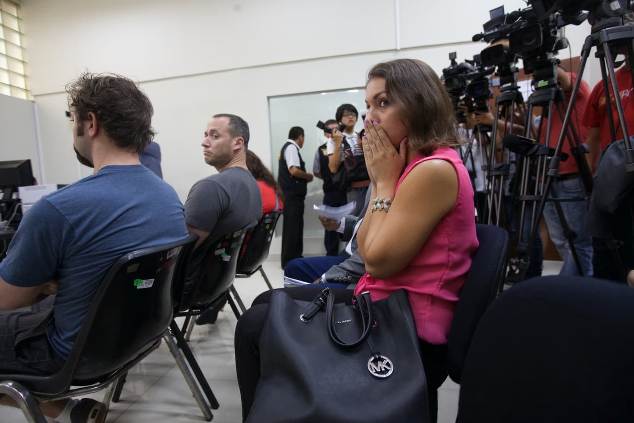 Rose Chacón con las manos a la cara asiste a una sesión judicial en Perú por el caso de su hija. Delante está sentado Dustin Kent y a su derecha Kevin Critchley.