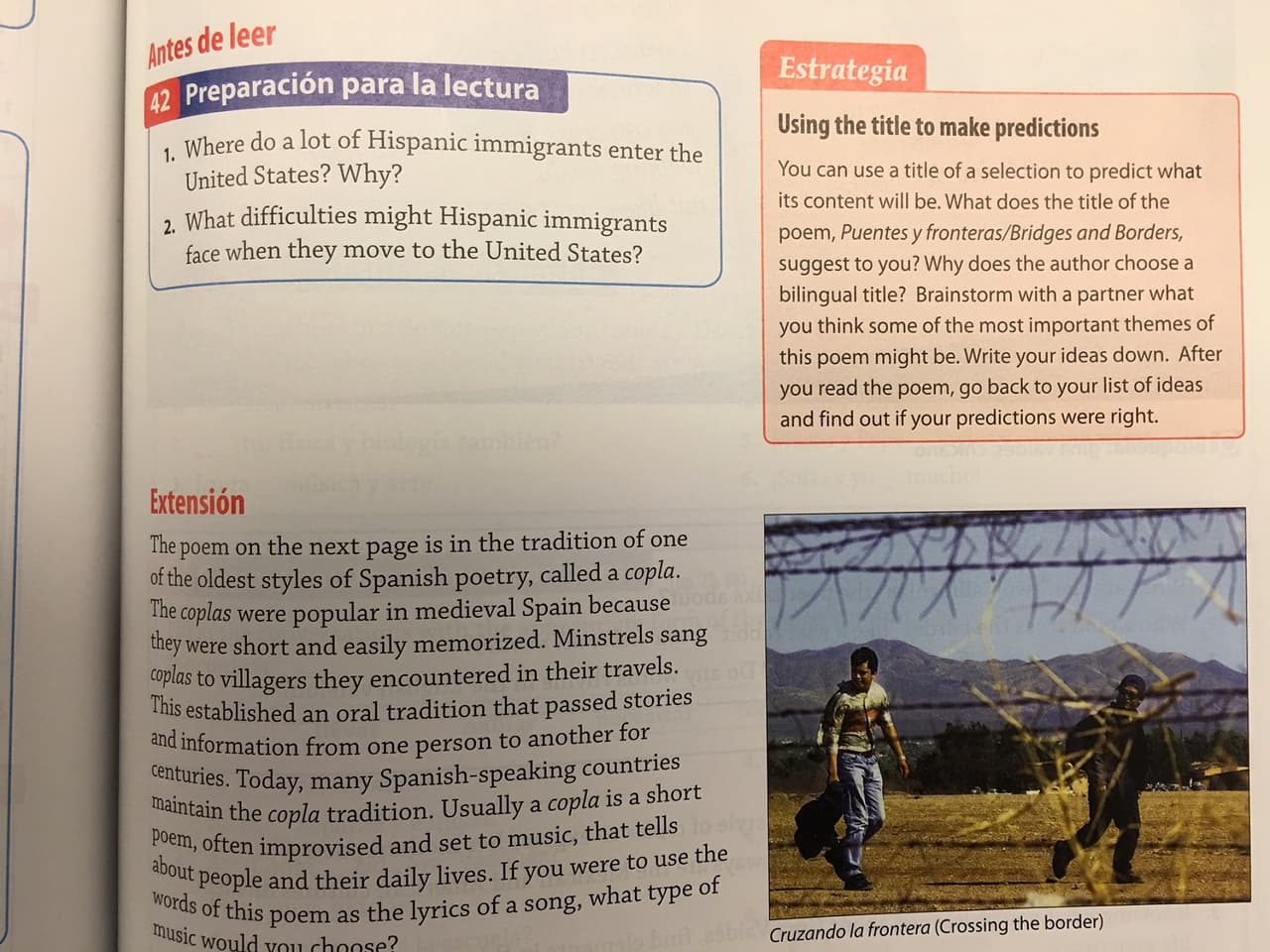 "¿Por dónde entran a Estados Unidos muchos hispanos?", pregunta el libro a los estudiantes de español. El texto está acompañado de una imagen de dos personas que supuestamente están entrando ilegalmente en EEUU. Esta imagen contribuye a fomentar un estereotipo negativo de los latinos.