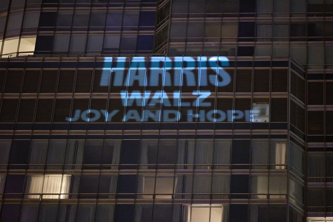 Otros mensajes incluían "Trump-Vance se defienden a sí mismos" y "Harris Walz, alegría y esperanza".