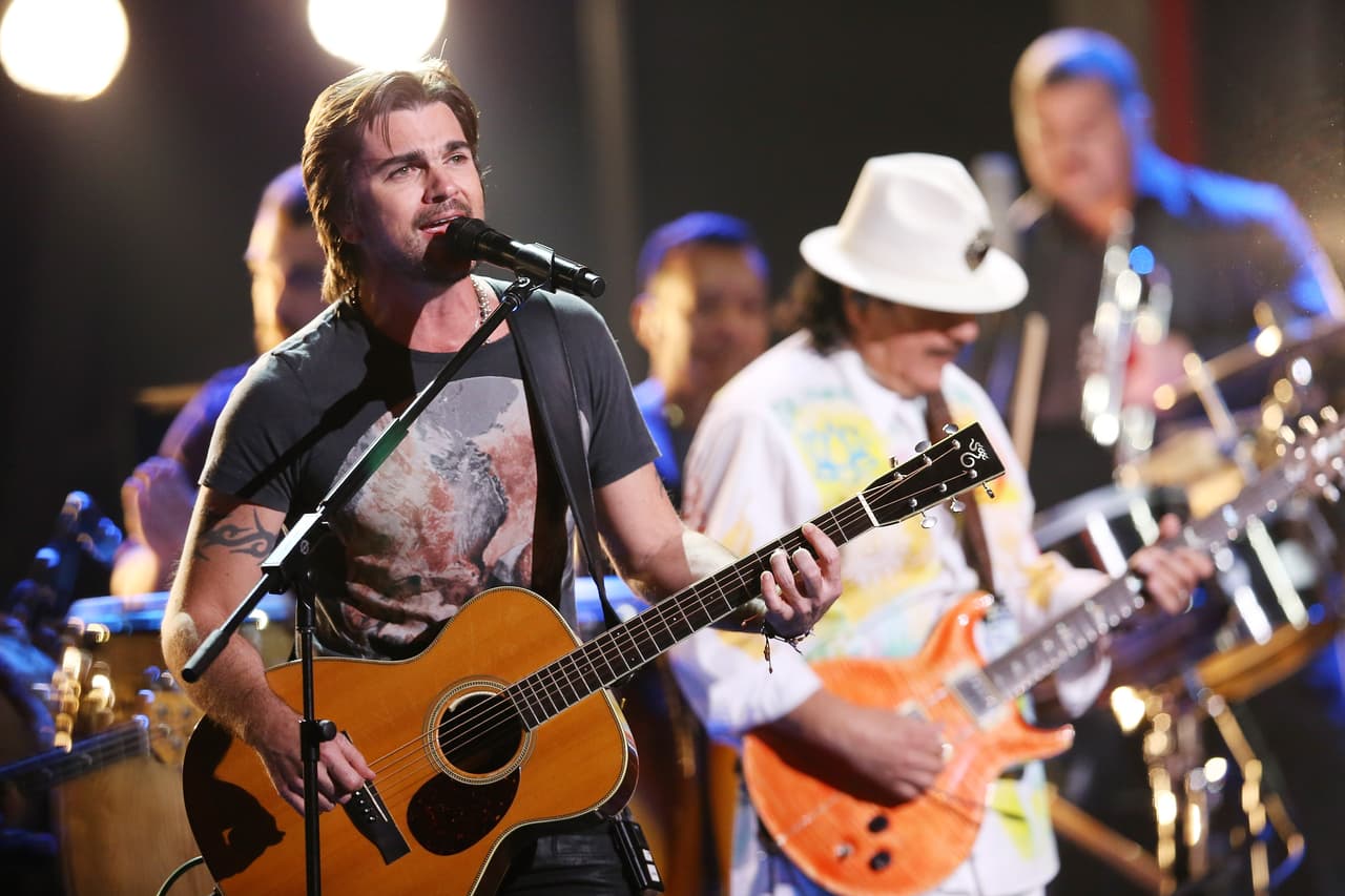 Juanes y Carlos Santana han conformado otro de los inolvidables duetos en la historia de Latin GRAMMY. Ellos tocaron juntos en 2012.