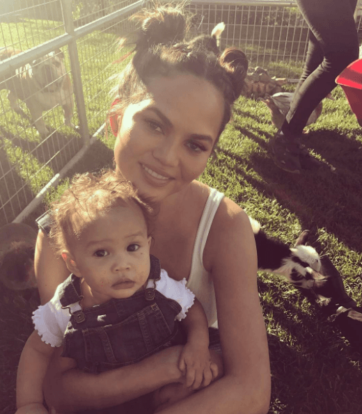 Luna está próxima a cumplir un año de edad y ya es toda una celebridad en las redes sociales de sus famosos padres, John Legend y Chrissy Teigen.