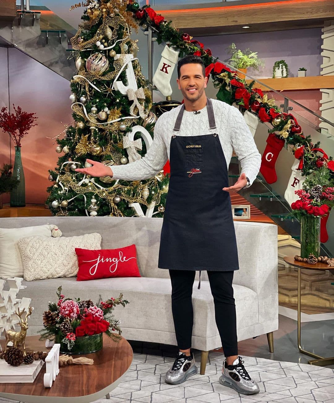 Chef Yisus compartió en redes sociales esta postal navideña en donde lucen a la perfección los detalles alusivos a Navidad que incorporamos este año en nuestro set.