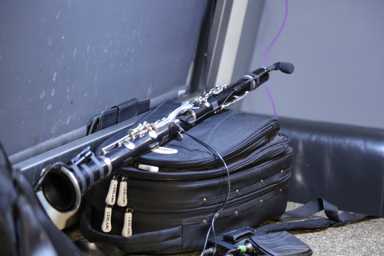 Una vez el bus llega a su destino final, la acción comienza para los integrantes de El Recodo, quienes empiezan a ensayar los instrumentos y a ultimar cada detalle para subir al escenario y complacer al público.