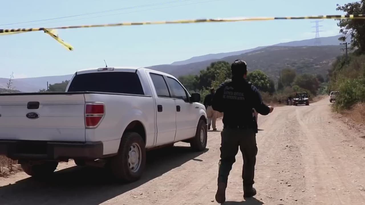 <b>"Se me salieron las lágrimas": campesino al encontrar dos niños muertos en México</b>
<br>
<br>Los pequeños de 1 y 3 años de edad fueron hallados cerca de unas rancherías, en una zona del municipio de Rosarito, en el estado fronterizo de Baja California. Las autoridades describieron a los menores de piel blanca, ojos claros, pelo rubio y con huellas de violencia.