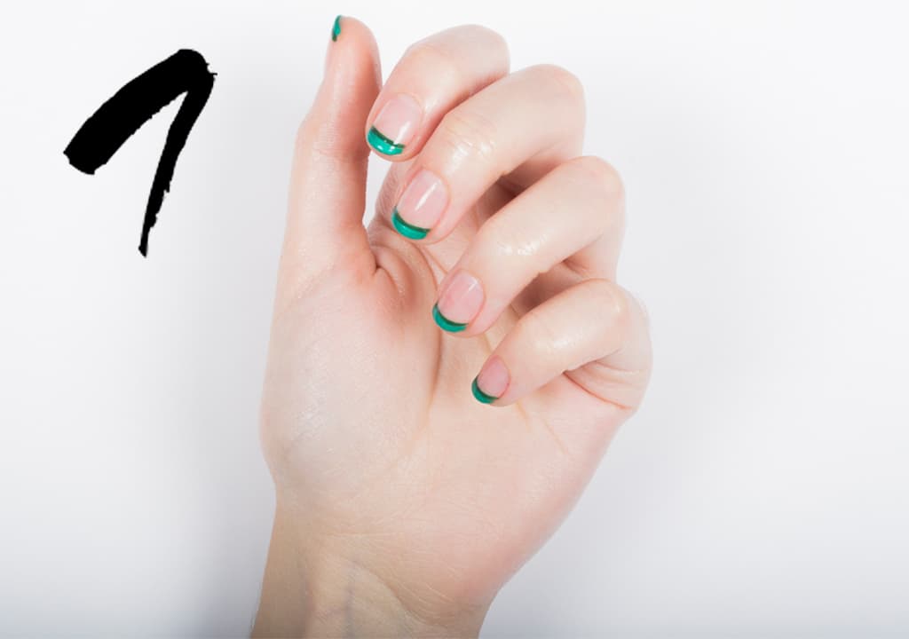 Para todos los diseños aplica 2 capas de base tratamiento para uñas. Transforma el típico manicure francés y cambia el tono del barniz blanco por uno de otro color. Con un pincel de punta delgada traza una fina línea sobre la división del francés con un tono distinto. Sella con una capa de brillo.