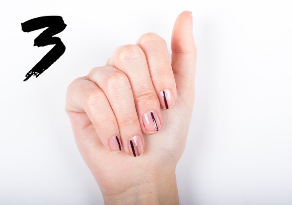 Con un pincel #1 traza líneas verticales con un tono obscuro. Puedes dejar una sola línea. O si quieres traza una segunda línea con un color que contraste. Sella con una capa de brillo.