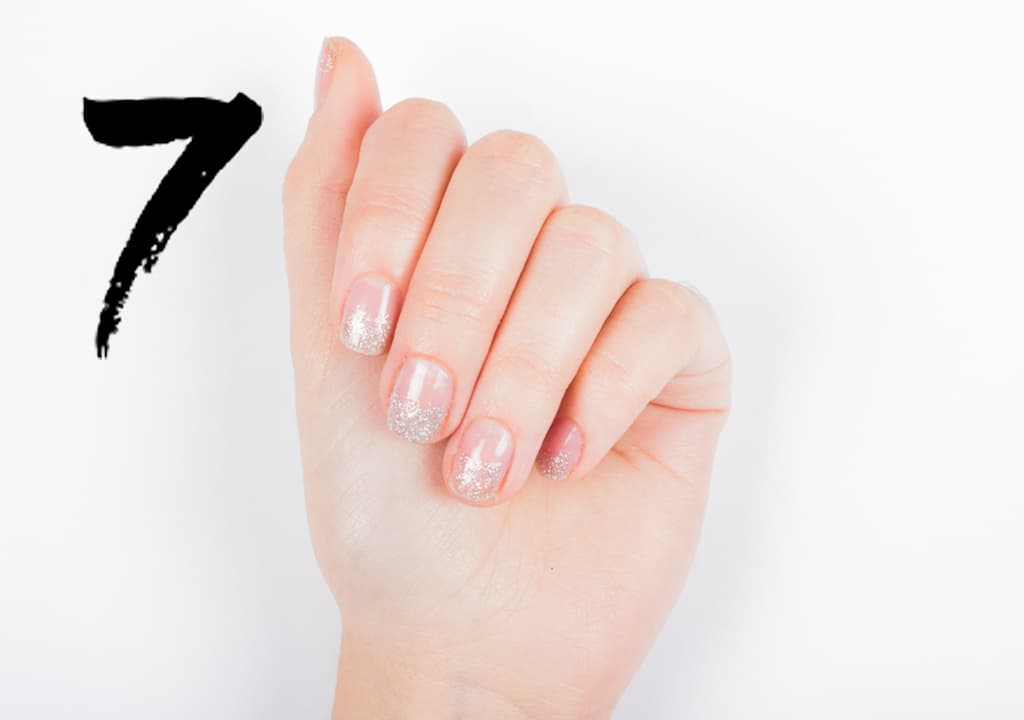 Con un pincel plano difumina el esmalte glitter de cualquier color de medios a puntas intenta que sea uniforme. Deja secar perfectamente antes de terminar con una capa de brillo.