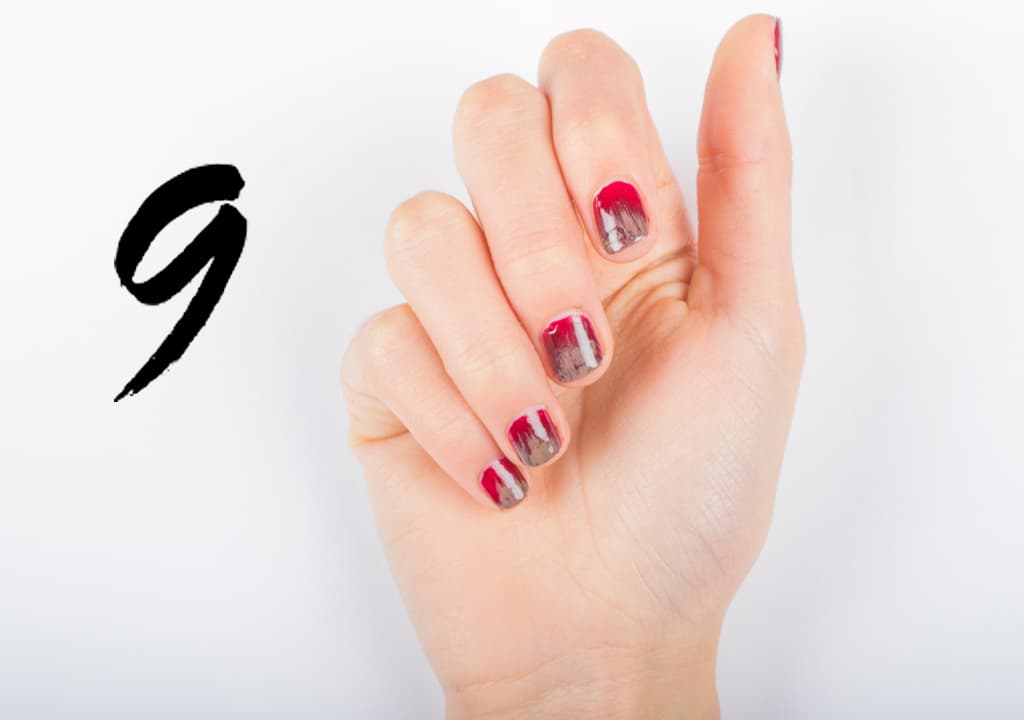 Aplica 2 capas de un esmalte obscuro y deja secar. Con un pincel de abanico pinta con otro color que contraste de la punta a la cutícula. Sella con una capa de brillo.