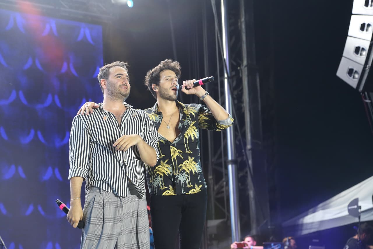 Pero Reik tenía preparada una sorpresa en el escenario al invitar a cantar a Sebastián Yatra, quien dijeron es uno de sus mejores amigos en esta industria. "Te quiero un chingo cabrón", le dijo Jesús Navarro al colombiano que respondió de la misma manera.