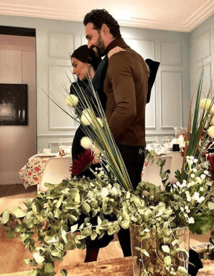 Ana Brenda e Iván Sánchez celebraron su primera cena de Navidad juntos. "Soy pequeña para poder meter mi cabeza en tu pecho y saber que todo esta bien", escribió la actriz para acompañar la publicación de esta instántanea.