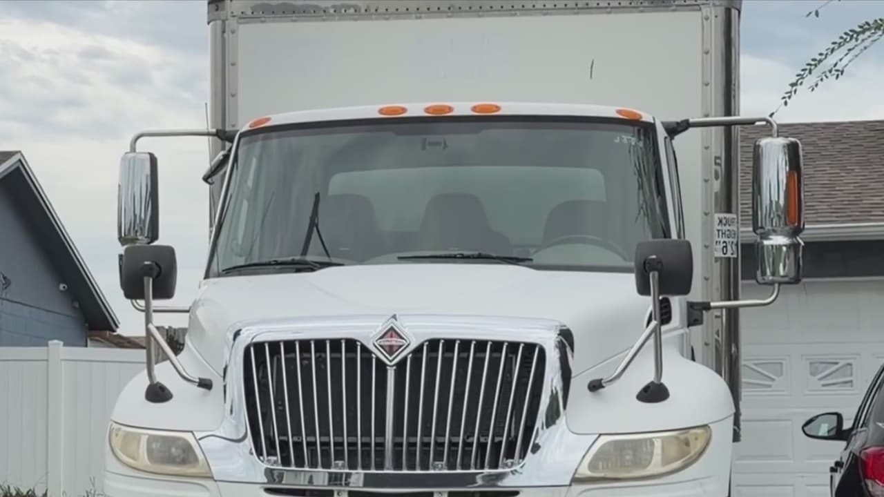 Kissimmee evalúa elevar el límite de peso para estacionar vehículos comerciales en zonas residenciales