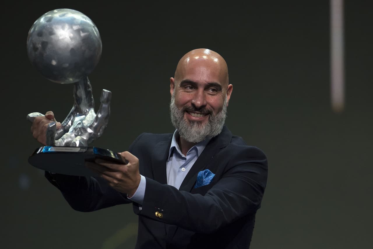 En nombre del legendario atacante italiano Roberto Baggio, pasaron a recoger el trofeo que lo valida como un inmortal en el Salón de la Fama del Fútbol.