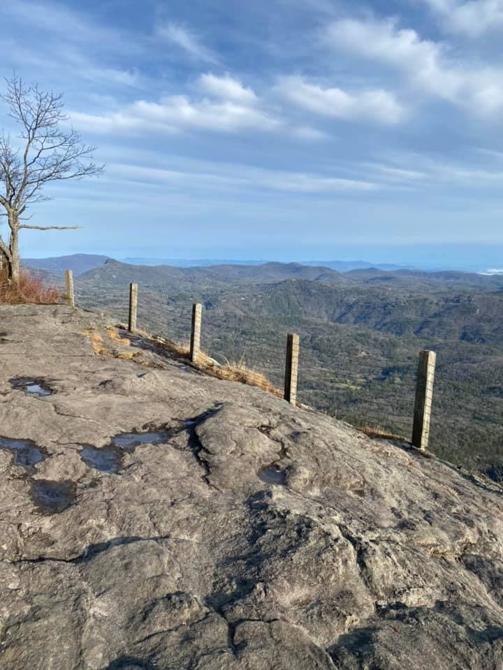 Esta caminata es excelente para familias, ya que hay baños en el lugar y un área de estacionamiento mantenido por el Servicio Forestal de Estados Unidos.