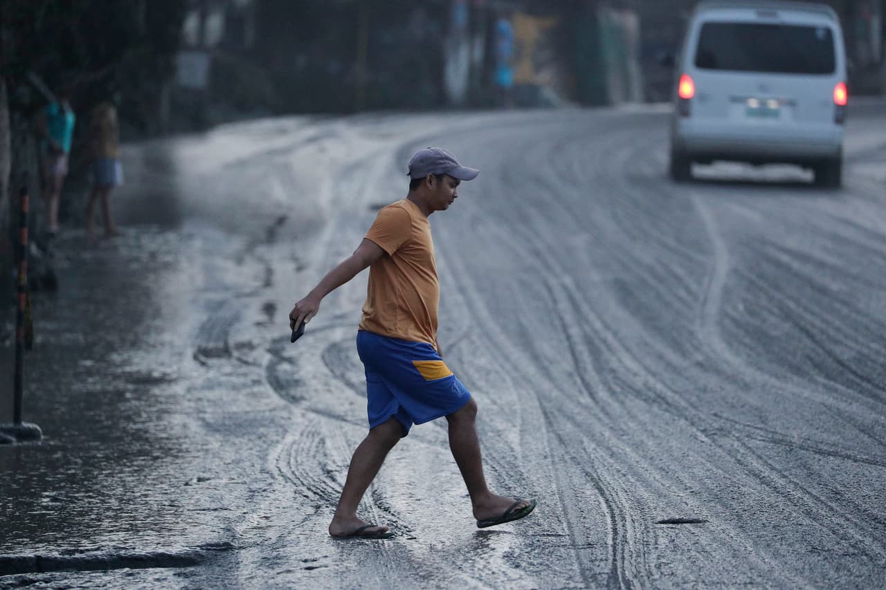 Balete, pueblo a lo largo del litoral del Lago Taal que rodea al volcán, solicitó el despliegue de soldados y más policías para evitar que los habitantes se escabullan de regreso a sus aldeas en alto riesgo.