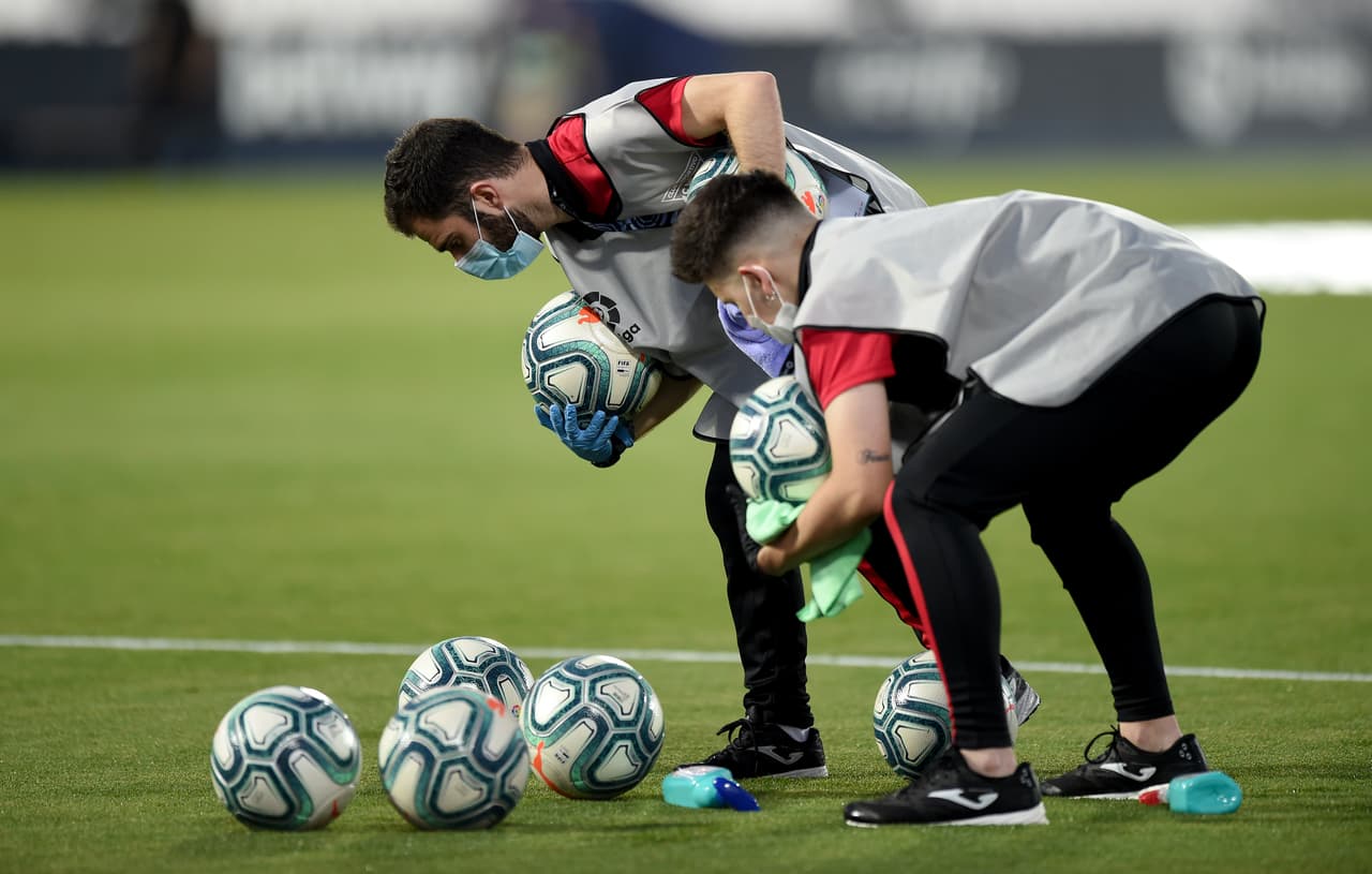 Así se sanitizan todos los balones antes de comenzar los partidos. Este proceso se lleva a cabo en todos los partidos de futbol alrededor del mundo.