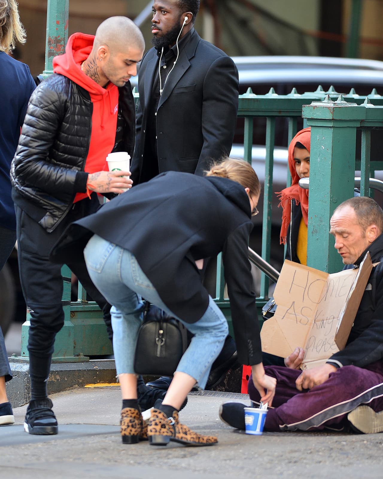 Además durante la salida, los jóvenes se acercaron a un indigente para darle algunas monedas.