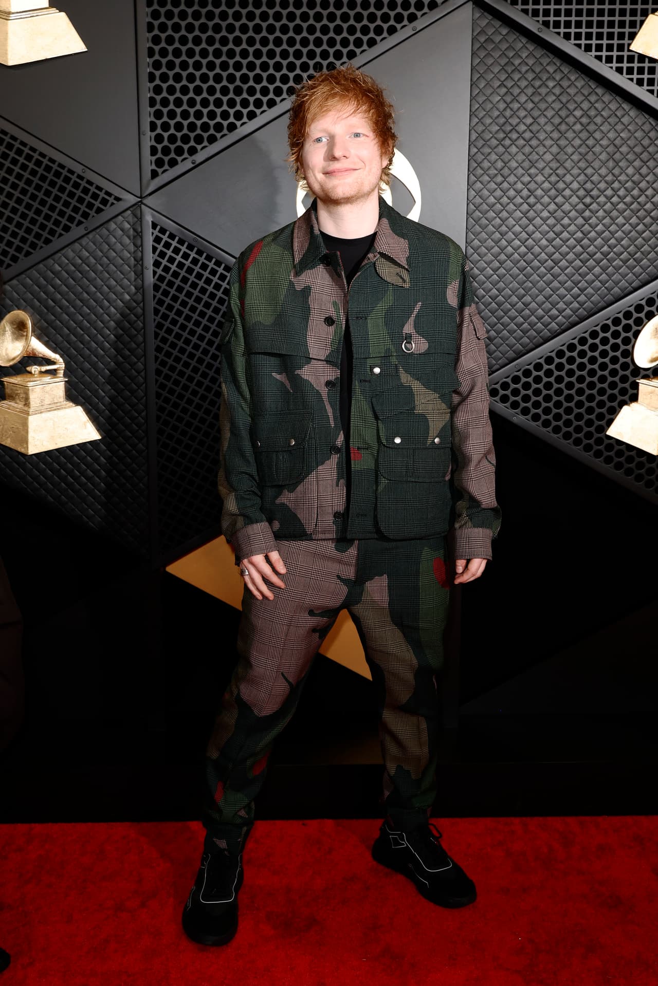 Ed Sheeran llegó en un look militar.
