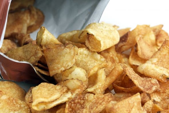 Hacer ruido con la comida. Nadie dice que no comas tus dulces o tus nachos con queso, solo procura que no se entere el resto.