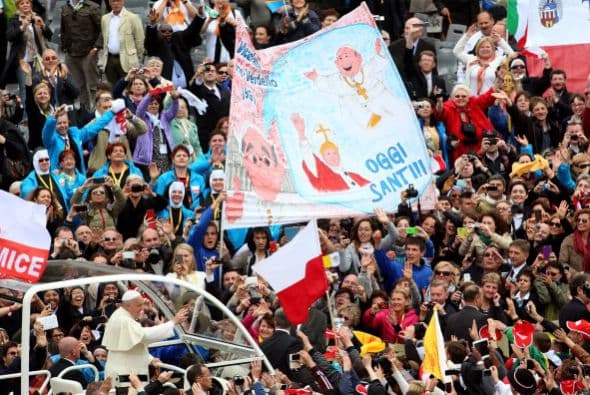 Entre un mar de fieles, el papa Francisco se retiró así de la histórica ceremonia.