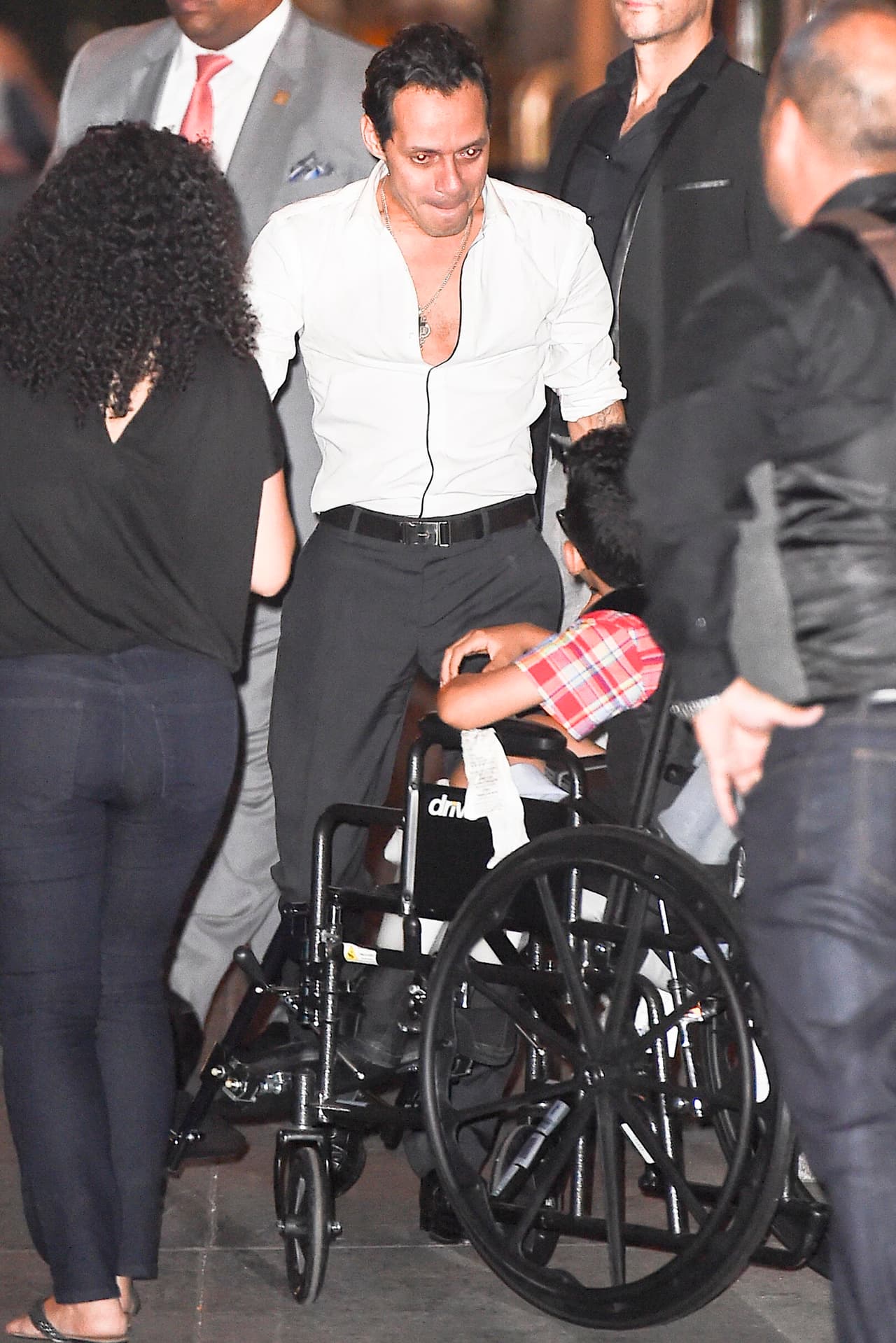 A la salida del Radio City Music Hall lo esperaba un pequeño en silla de ruedas.