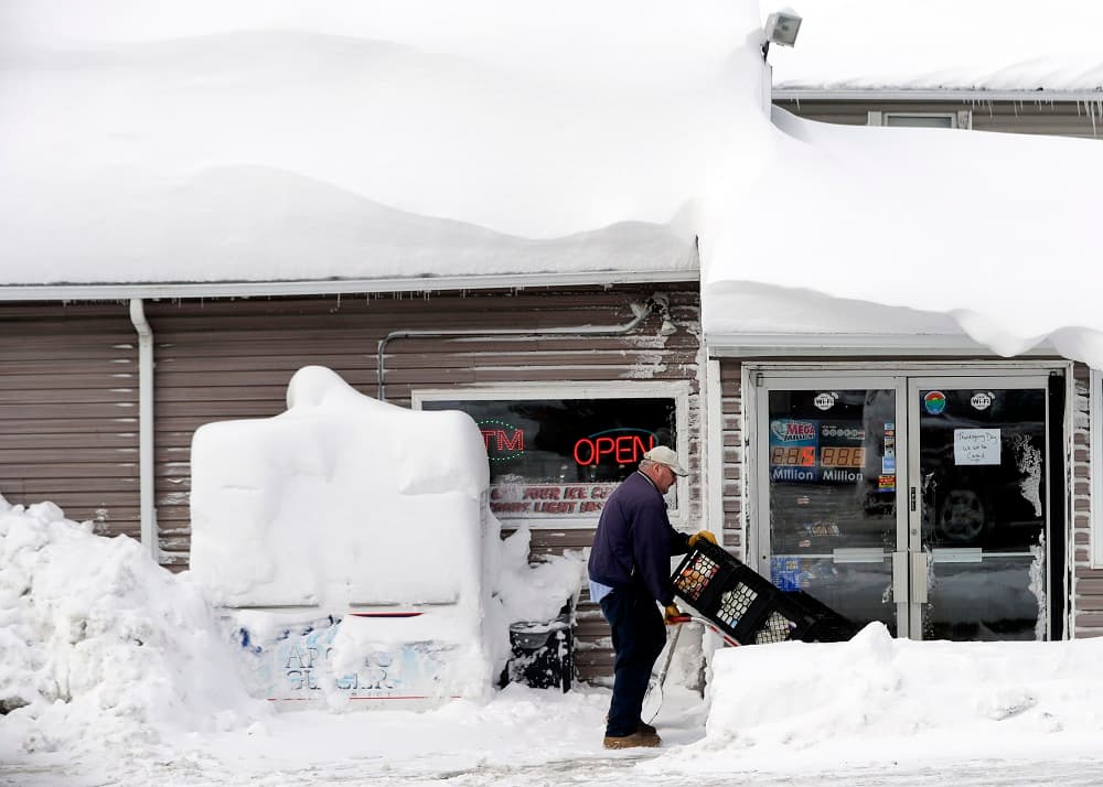 Este lunes se espera que la nieve siga afectando a partes del estado de Nueva York y el noreste de Nueva Inglaterra. El domingo, debido a la nieve, aproximadamente 17,000 usuarios se quedaron sin luz en Rochester, Nueva York. Un repartidor lleva galones de leche en medio de la tormenta a un comercio en Grafton, Nueva York.