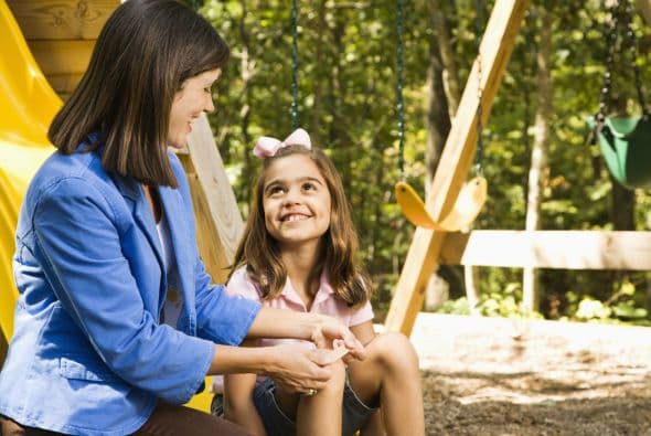 Reconoce su queja, pero sin responder al contenido específico de lo que diga. Al usar respuestas "neutras", el pequeño no tendrá de qué asirse para pelear, subraya Slattengren.
