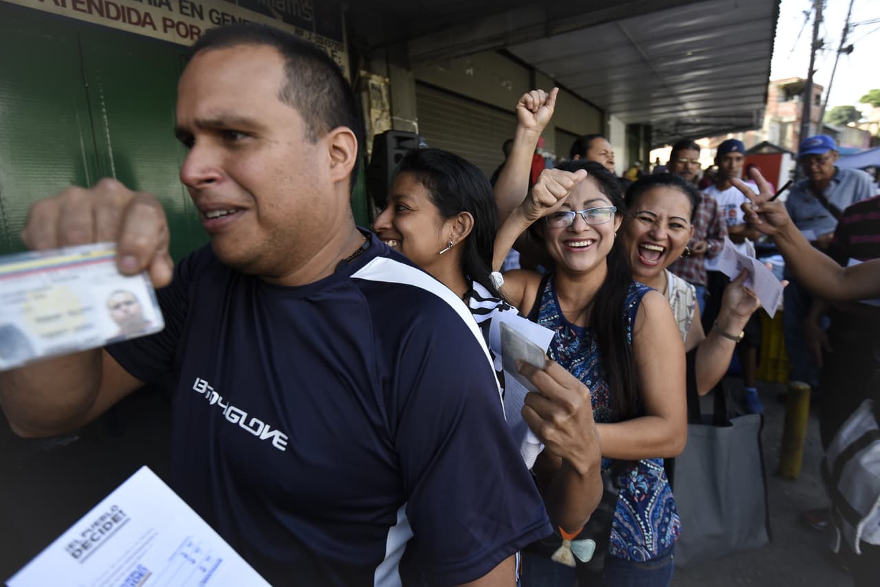Desde la mañana, los venezolanos se han reunido en los puntos de votación, no oficiales, alrededor del país. A pesar que el Gobierno ha insistido en que la consulta no es vinculante y tampoco cuenta con el aval del Consejo Nacional Electoral (CNE), la Constitución faculta al Parlamento, de mayoría opositora, a convocarla, tal como lo hizo días atrás.