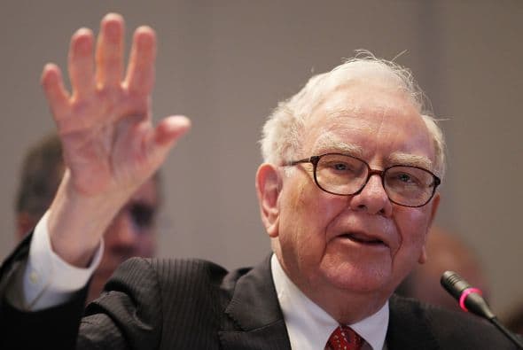 20. WARREN BUFFETT- A pesar de ser uno de los hombres más ricos del mundo, este empresario no llega a estar en los primeros 10 puestos del ranking de los más poderosos del mundo; sin embargo, sí es digno de estar en la lista gracias, entre otras cosas, por la respuesta que ha tenido su propuesta para aumentar los impuestos a los más pudientes de EU.