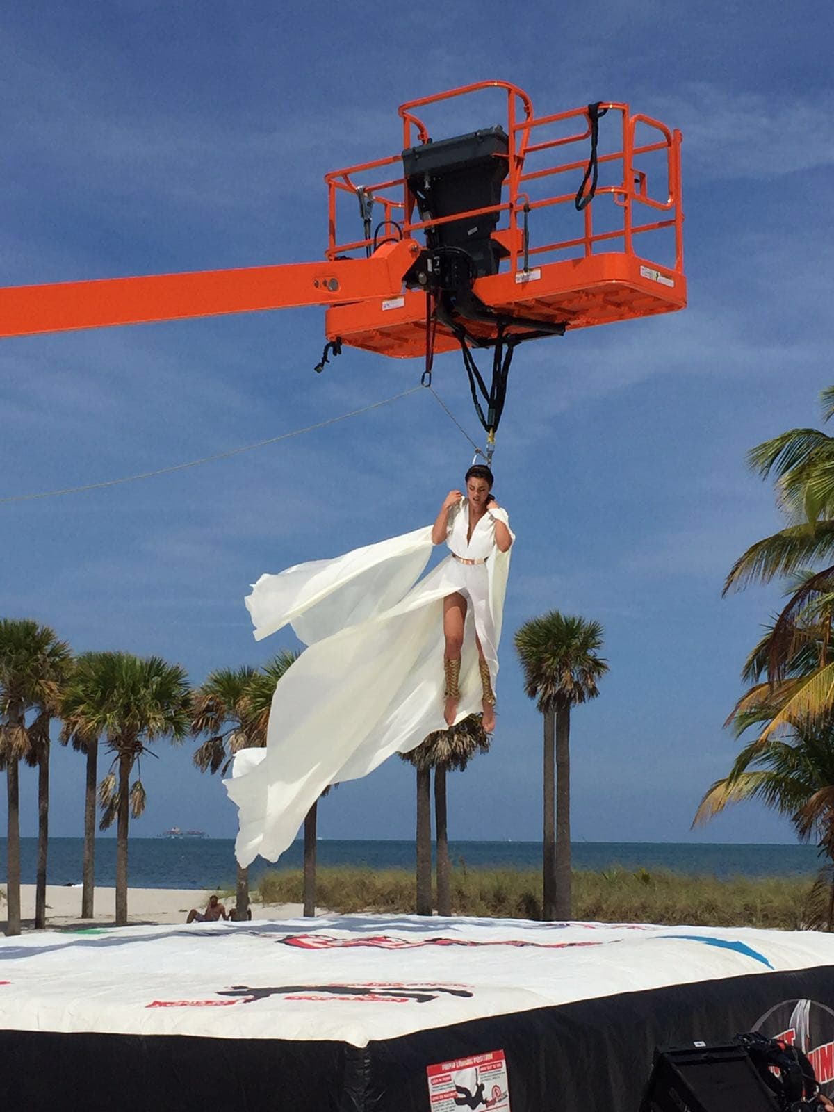 Disfruta las mejores fotos detrás de cámara del difícil reto que enfrentaron las bellas a 20 pies de altura.