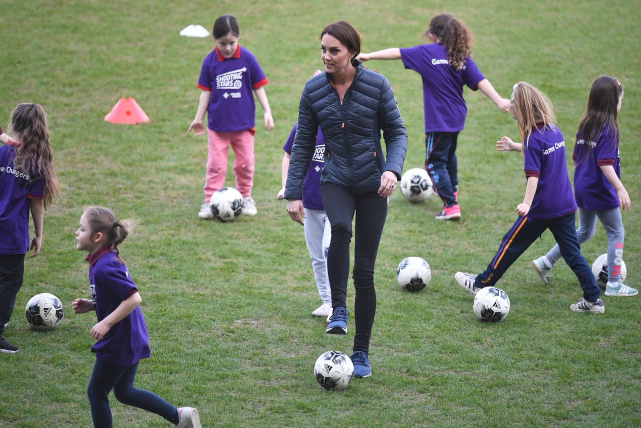Para el improvisado encuentro, Kate Middleton se recogió el cabello en una coleta baja, conservó los 'leggins' y se cambió las botas por unos tenis, además de un jersey tejido y una chamarra Ralph Lauren.
<br>